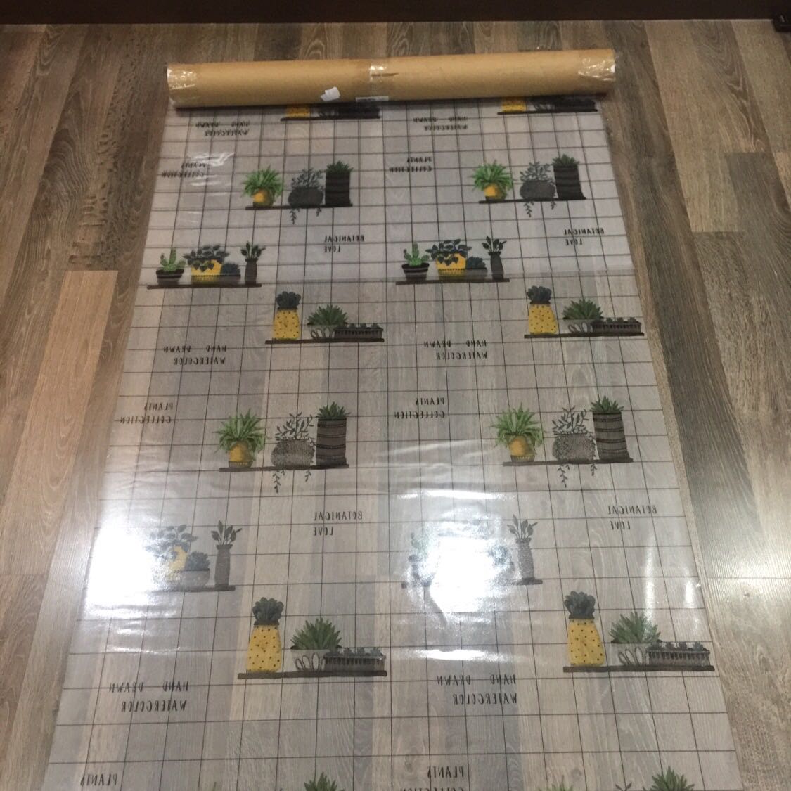 Decal đẹp. Dán dễ nhất khi làm ướt cả kính và decal. Khổ decal phù hợp cửa đi cửa sổ. Giao hàng nhanh. Đóng gói cẩn thận.