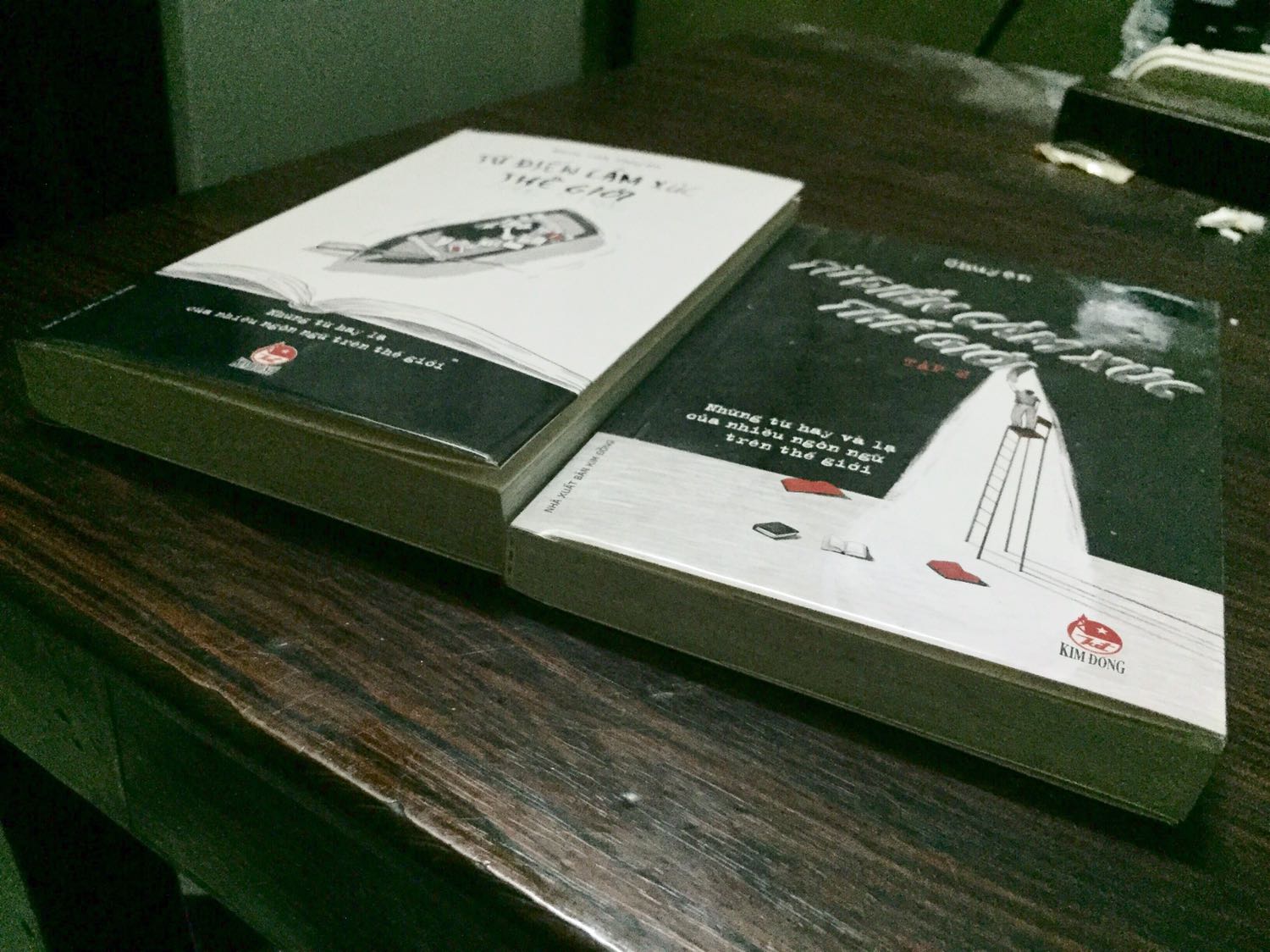 Có rút kinh nghiệm từ tập 1 và cải thiện hoàn chỉnh hơn.
Giấy mịn, giải thích nghĩa chi tiết hơn tập 1 và có cả mục lục.
Kích thước nhỏ nhỏ xinh xinh giống tập 1 nhưng mỏng hơn xíu.