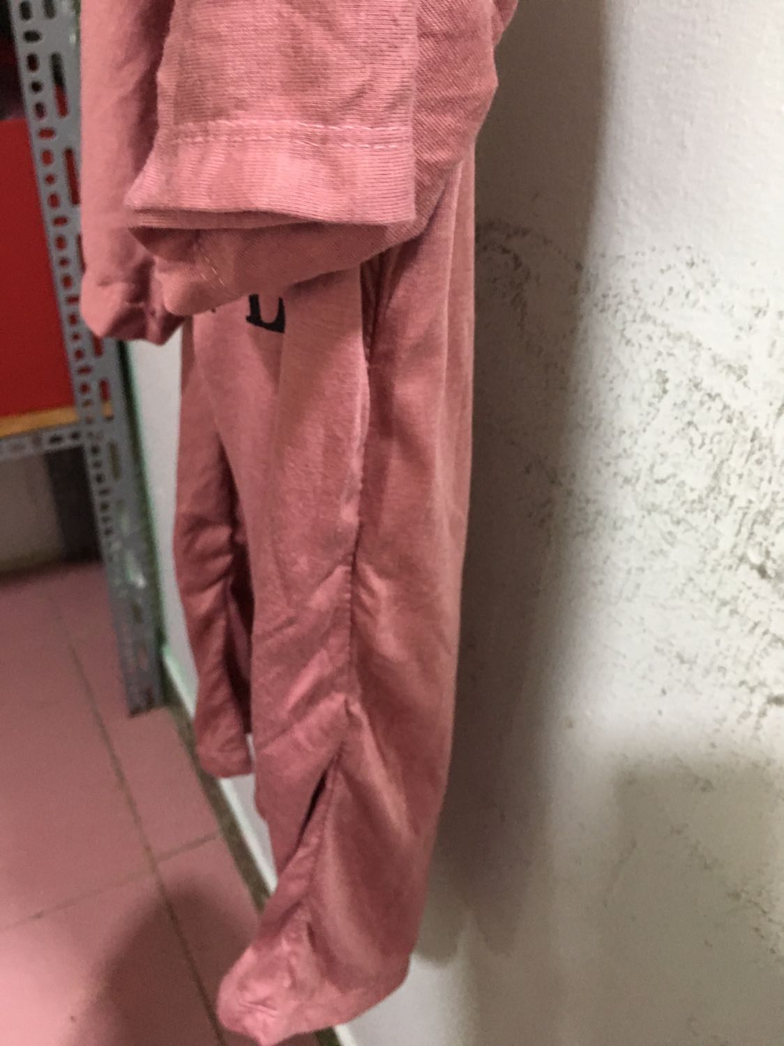 Áo mai đường chỉ nhăn nhúm không thể mặc được ạ
Màu sắc khác với hình 
Mình có kèm ảnh áo thật nhận được 19/9/2019