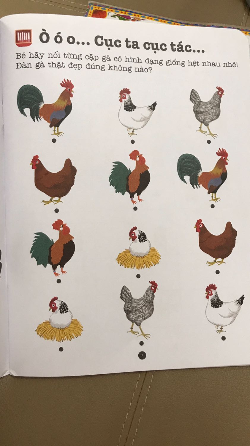 Sách bìa cứng dày dặn in chất lượng, màu sắc đẹp. Mỗi quyền kèm theo sticker cùng chủ đề giúp bé vừa học vừa chơi. Sách đề dành cho bé từ 3-6 tuổi. Tuy nhiên với bé 3t còn nhiều hạng chế chưa sử dụng được nhiều. Mua với giá 29k của tiki kèm mã giảm giá khá rẻ so với giá bìa 40k