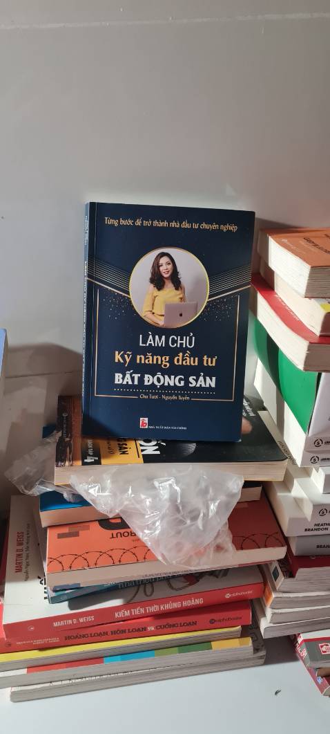 Kiến thức tổng quan, thực tế, rất cần thiết về đầu tư bất động sản tại thị trường Việt Nam. Là số ít sách có nội dung mang tính thực chiến, có thể áp dụng hiệu quả ngay lập tức vào thực tế đầu tư bất động sản. Những ai hoạt động đầu tư, kinh doanh hoặc có ngành nghề liên quan hoặc bất cứ ai quan tâm, mong muốn đến việc sinh lợi từ bất động sản đều nên đọc. Vận dụng tốt, khả năng kiếm được hoạc sẽ tiết kiệm đc rất nhiều tiền. Bạn nào quan tâm, chia sẻ, hợp tác đầu tư bất động sản thì liên hệ alo/zalo Hoàng Anh Minh *** sống tại TPHCM nhé. Trân trọng.