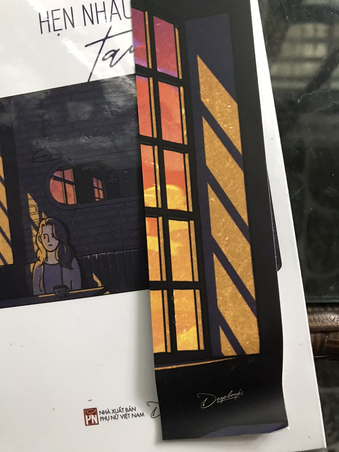 Sách ổn, có bọc bookcare. Nhưng tiki giao quá chậm, biết là dịch mình rất thông cảm nhưng khâu chuẩn bị rất nhanh mà k chuyện vận chuyển cho mình. Báo với mình đơn hàng giao chậm 7-14 ngày nhưng ngâm hơn 2 tháng. Bên chat của tiki trả lời tin nhắn rất chậm. Mình chỉ bực cách làm việc của tiki. Tổng quát sách ok nhưng notebook của mình bị rách, cong huhu