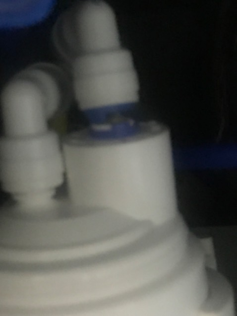 Mấy không lấy được nước, đề nghị trả hàng. Nhân viên kỹ thuật ko biết lắp đặt, tem trên lọc bịt rách.