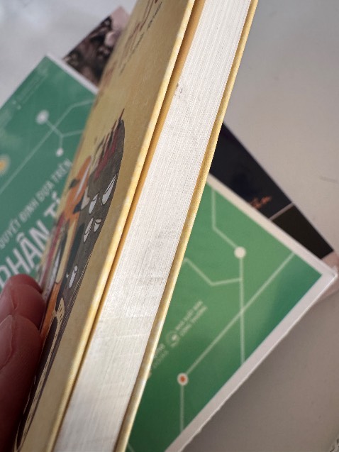 Sách có vết bẩn như này, bìa sách bám nhiều bụi.