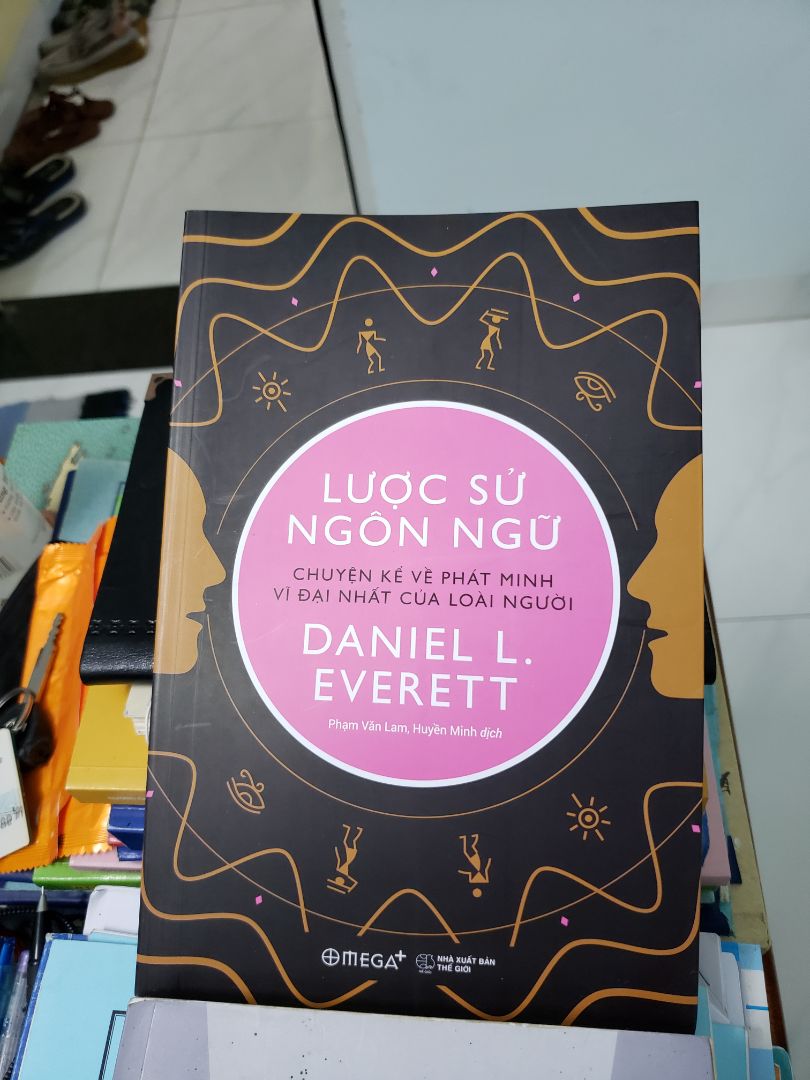 Là một người yêu ngôn ngữ ắt hẳn bạn không thể bỏ qua quyển sách này. Tuy chưa hoàn thiện việc đọc nhưng cho tới thời điểm hiện tại thì những gì mình tiếp thu được từ quyển sách rất là hữu ích. Chất lượng sách cũng tốt nên 5* là điều dễ hiểu.