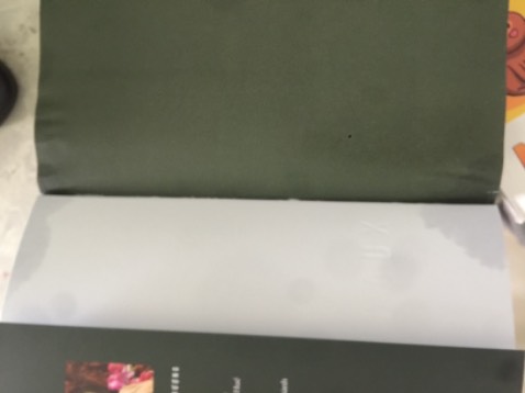 Mình thông cảm với bạn shipper trời mưa giao hàng vất vả nên vẫn đánh giá cao! Tuy nhiên lần này đóng gói và nhận hàng không tốt! Mong Tiki lưu ý trải nghiệm của khách hàng giúp mình với! Nếu là hàng mang tặng nữa thì quá buồn đó ạ! Sách mưa thấm hết các góc và bìa phải sấy để không bị bong ra...