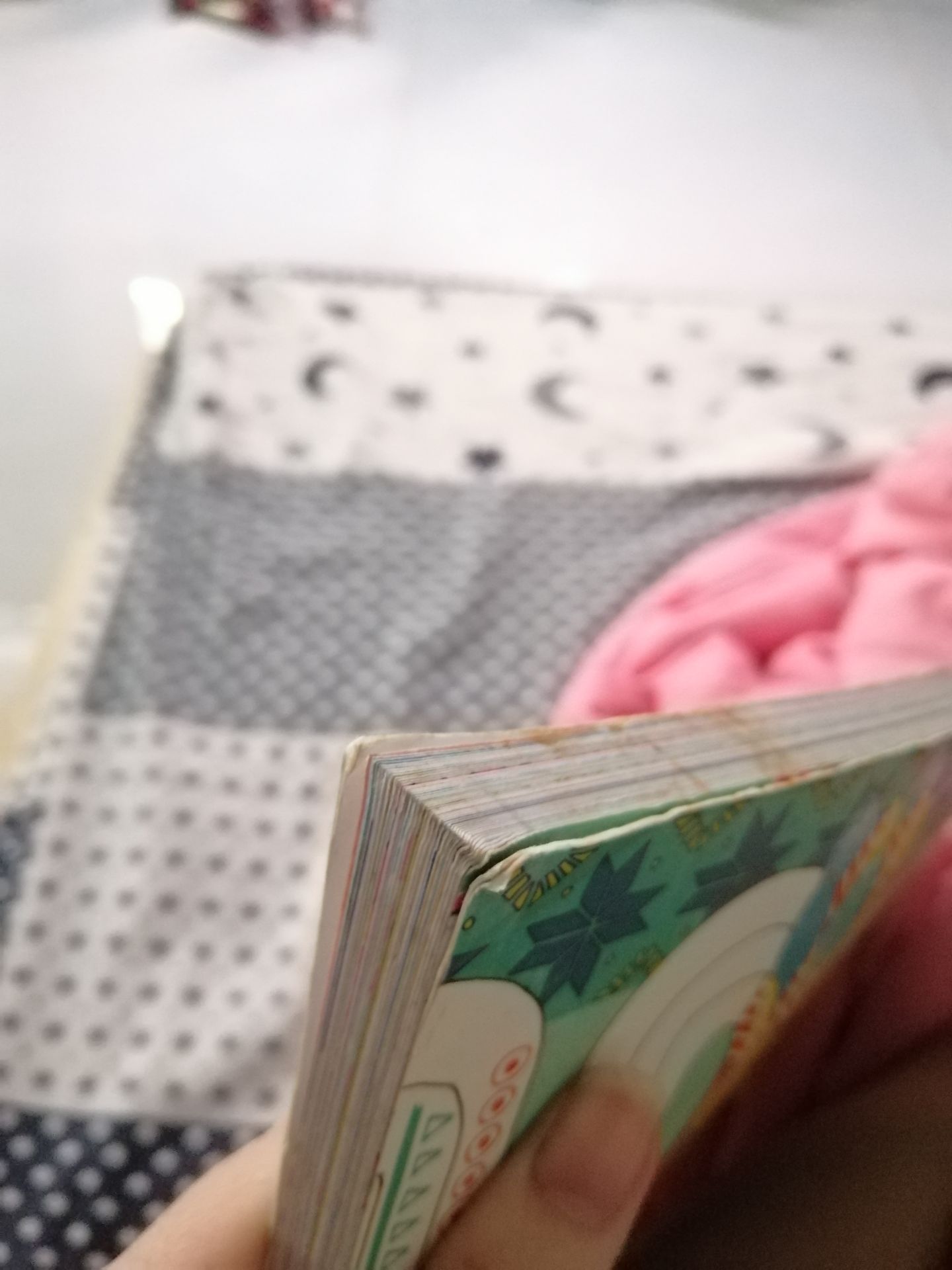 Sách giao cũ mèm, cong các góc, giấy ố vàng, rất Kì cục.