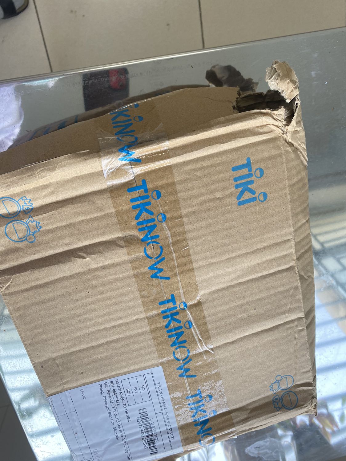 Giao hàng thì lâu mà cái hộp rách tươm đặt hàng hôm 03/2 đến 18/2 mới nhận được hàng. 
Hên là có chọn bookcare không thì cái bìa sách cũng rách ! 
Giao hàng rất tệ !