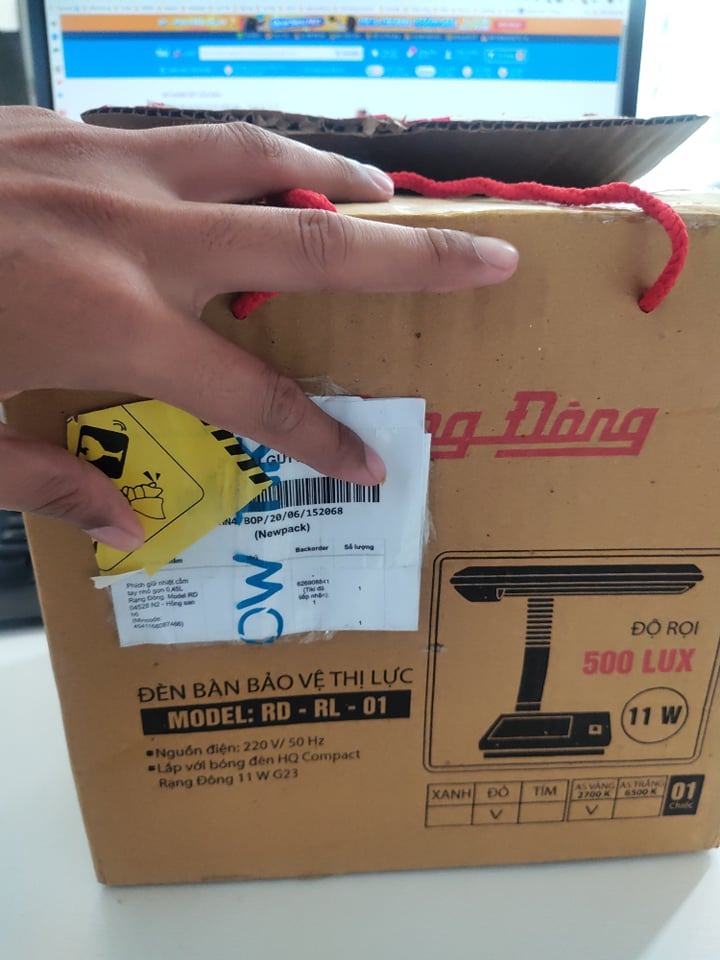 Vì trời chuyển mưa rất to, mình không kịp xem hàng. Về nhà thì không đúng sản phẩm .
Gọi lên *** rất nhiều lần thì được trả lời sẽ thu hồi trong 1 - 3 ngày. Nhưng đến ngày thử 3 vẫn chưa có phúc đáp cụ thể.
Một đơn vị lớn như Tiki cần khắc phục thái độ làm việc chuyên nghiệp.
Thật sự quá thất vọng