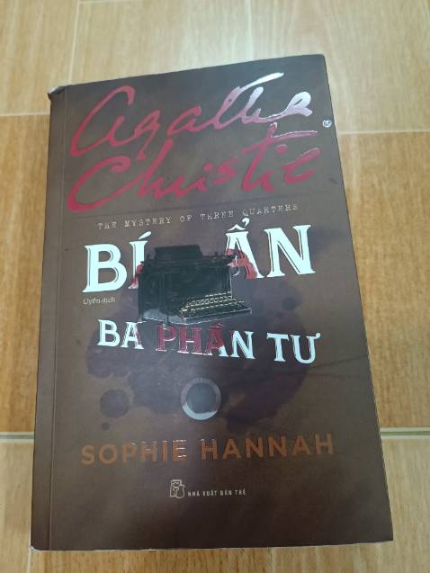 Một tác giả mới nhưng phong cách của Agatha vẫn giữ nguyên. Mọi thứ tưởng chừng rời rạc nhưng lại liên kết chặt chẽ khi Poirot nhúng tay vào. Với sự suy luận của mình kế hoạch hung thủ tự thấy hoàn hảo hoá ra lại đơn giản với ông
