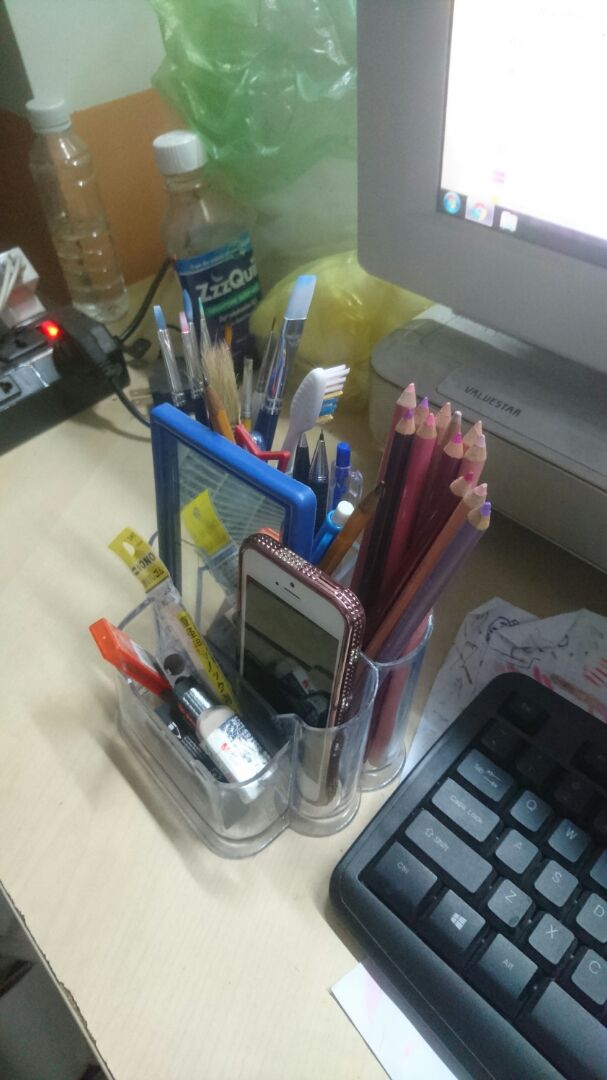 Hộp được nhận màu trắng trong và dày. Vì là tiki trading nên giá rẻ hơn shop khác mà mình mua cũng yên tâm về chất lượng.Ban đầu thấy hộp hơi nhỏ nhưng sau thấy cũng vừa. Ngăn giữa có thể đựng 2 chiếc điện thoại lớn nhỏ hoặc 1 chiếc điện thoại nhỏ và 1 cái gương. Ngăn nhỏ nhất có thể đựng vừa 3 cục gôm lớn+2 đồ chuốt+2 hộp ngòi chì=>quá ư là hài lòng. Mong tiki nên bổ sung thêm phần chọn màu để phục vụ khách hàng tốt hơn nhé.Sản phẩm không có gì phàn nàn mình cho 5 sao nhé!