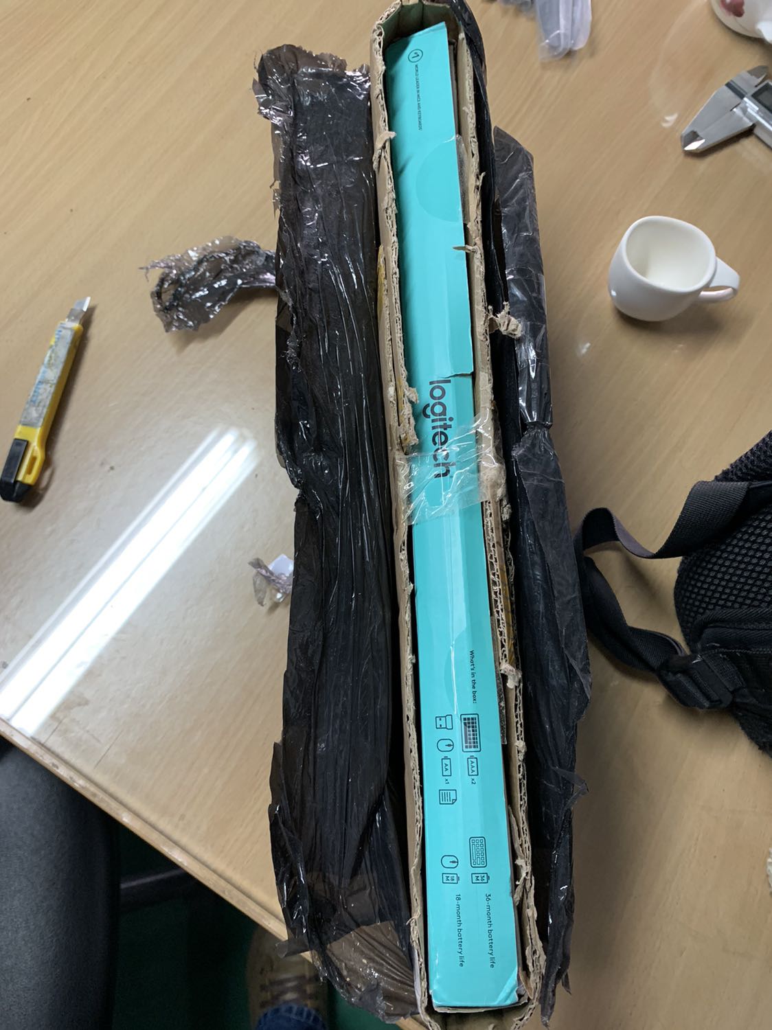 Sản phẩm đẹp nhưng đóng hàng ẩu quá, nhất là với 1 sản phẩm điện tử có giá khá cao. Mặc dù vẫn sử dụng bình thường nhưng ít nhiều nó cũng ảnh hưởng đến tuổi thọ