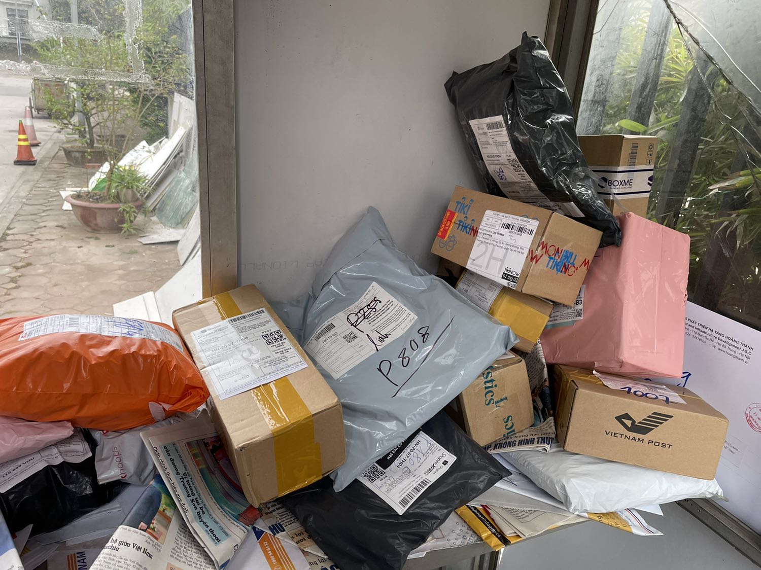 Shipper giao hàng rất thiếu trách nhiệm, vứt hàng trong bục không người trông. Hỏi tại sao Shipper lại vứt hàng ở đấy không chờ giao trực tiếp cho người nhận thì shipper nói là “em đi 20km số để giao món hàng đó”. 
Lần đầu tiên gặp phải bạn shipper có thái độ thiếu tôn trọng với món hàng như thế này. Tiki nên xem lại dịch vụ giao hàng của mình!