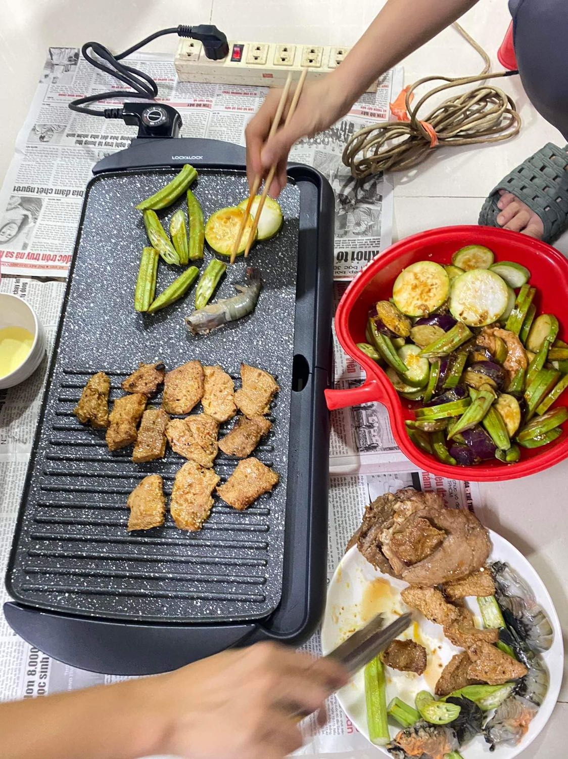 Vỉ nướng xài rất ổn, giá giảm ngay tốt luôn. Mình thích loại 1 bên rảnh và 1 bên bằng như vầy, để tiện nướng rau củ và thịt. Vỉ nướng giao đầy đủ, mình đọc bình luận đánh giá thấy nói hay giao thiếu hộp đựng dầu, nhưng của mình thì giao đầy đủ. Có điều hàng giao trễ hơn so với lịch hẹn. May vẫn kịp trước Tết Tây, nói chung tốt.