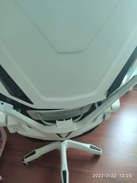 Sản phẩm không được tốt. Lưới lót lưng bị giãn, không căng, có 1 chỗ bị rách. Tay ghế bị bể. Ốp viền đen lưng không khít. Ngồi không thoải mái. Chất lượng không tương xứng với giá tiền.