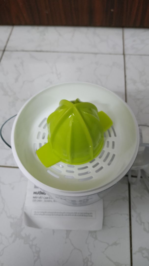 Máy vắt cam Lock & Lock chuẩn, chính hãng, dung tích 700ml, nhà dùng cho cháu nhỏ cỡ 2 quả cam mỗi lần, chỉ cần đặt cam lên đầu trục là chạy, cam vắt kiệt nước, hàng tốt, mọi người nên sử dụng. Tiki bán hàng tốt, giao hàng nhanh chóng và đóng gói kỹ lưỡng!!! 👍