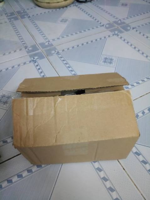 Mình đặt mua hôm thứ 4 đến thứ 6 là đã giao rồi. Vận chuyển nhanh mà còn free ship. Tạm ổn.
Hộp không có ghi thông tin đơn hàng, nói chung đóng gói mình thấy hộp chắc, cầm không sợ rớt.
Khui hộp thấy túi giấy đựng khô bò đẹp, có túi zip tránh làm mềm khô bò. Chấp nhận được.
Mình ăn thì thấy khô ướp có chỗ lạt chỗ đậm, hơi nhiều ngũ vị hương. Nói chung ăn ổn và nên có thêm chai nước bên cạnh là OK.