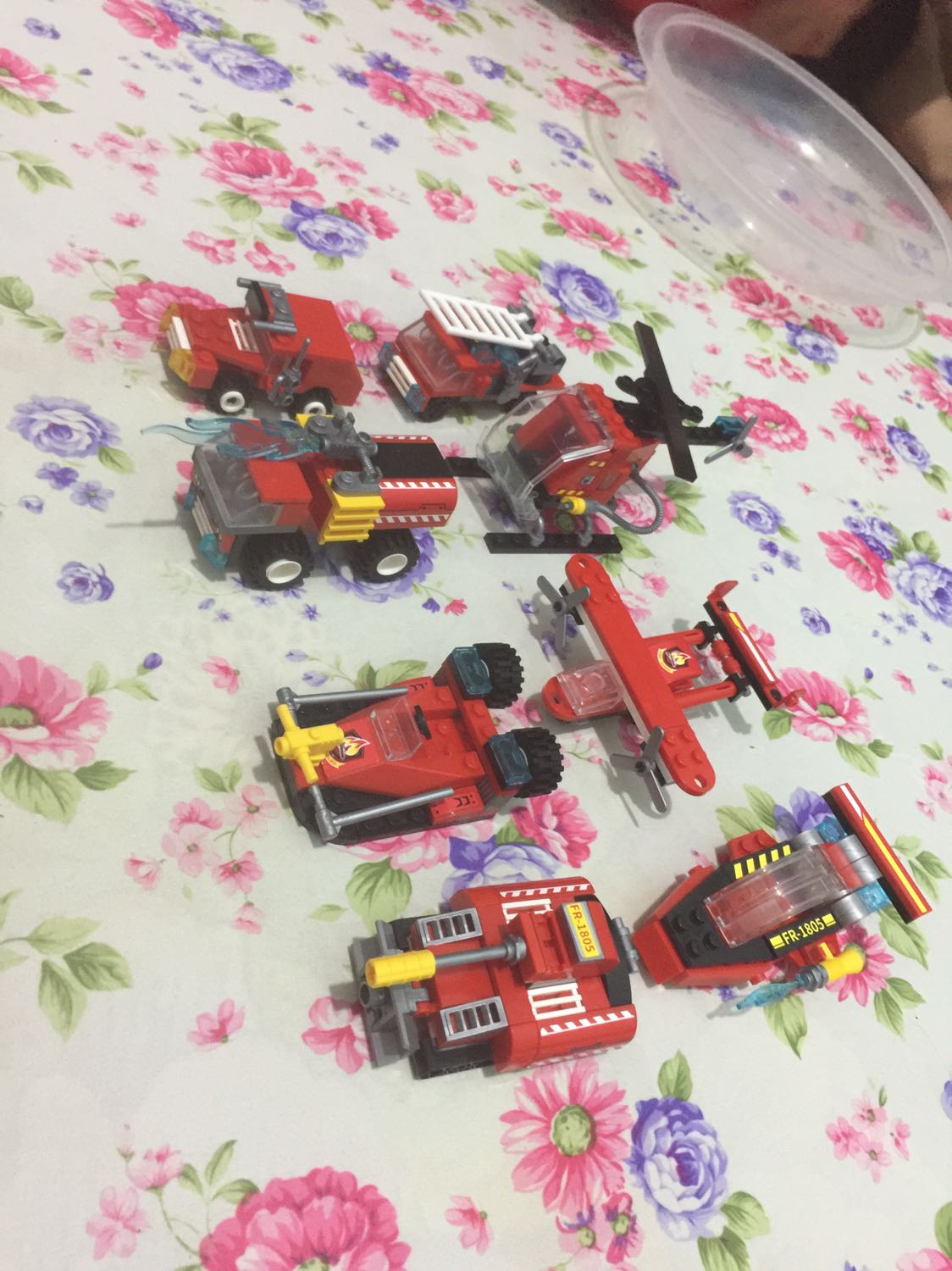 Sản phẩm đẹp lắm nhưng mà trẻ ko ráp dc, các chi tiết quá nhỏ, ko an toàn cho trẻ lắm, sản phẩm có hướng dẫn lắp ráp kĩ càng mà người lớn cn khó ráp nữa sao bé chơi dc, nguyên bộ 8 chiếc chỉ vỏn vẹn bằng hộp to bằng tờ giấy A4