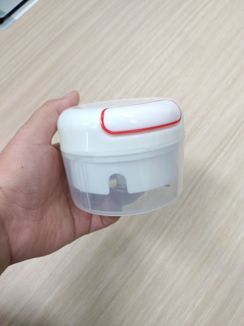 Máy giá rẻ mà xay rất tốt luôn , vệ sinh máy dễ dàng, máy nhỏ nên khối lượng xay ít , mới mua về mình *** thử xay cà rốt với nấm mèo làm soup rất ok. Các thực phẩm cần băm nhuyễn như tỏi, ớt dùng rất tiện, đặc biệt là hành tím có máy này xay khỏi sợ cay mắt. Đáng để mọi người mua 10/10