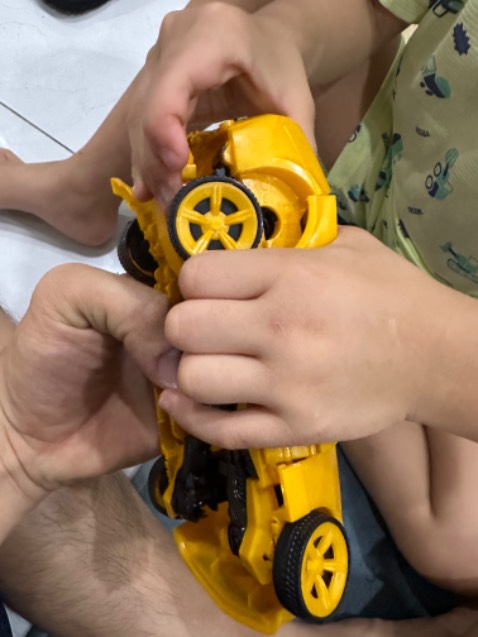 Sản phẩm nhựa mỏng, khớp nối quá tệ, ko chắc chắn.. có thể gây tổn thương cho trẻ nhỏ , khi cố ép lực tay để ráp...😎