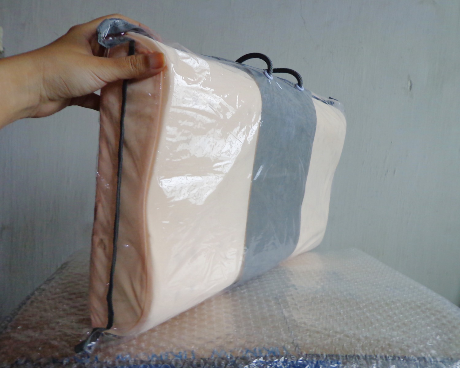 Ai mà có xài wa gối cao su thì sẽ bít vừa êm, vừa bền với thời gian. Nếu so về giá thành thì sẽ ngán nhưng xét lại về độ bền đem lại ko hề mắc đâu nha. Mấy gối rẻ hơn xài 1 thời gian ròi nó xẹp lép, thậm chí gòn bên trog còn bị đóng thành cục kinh dị lắm