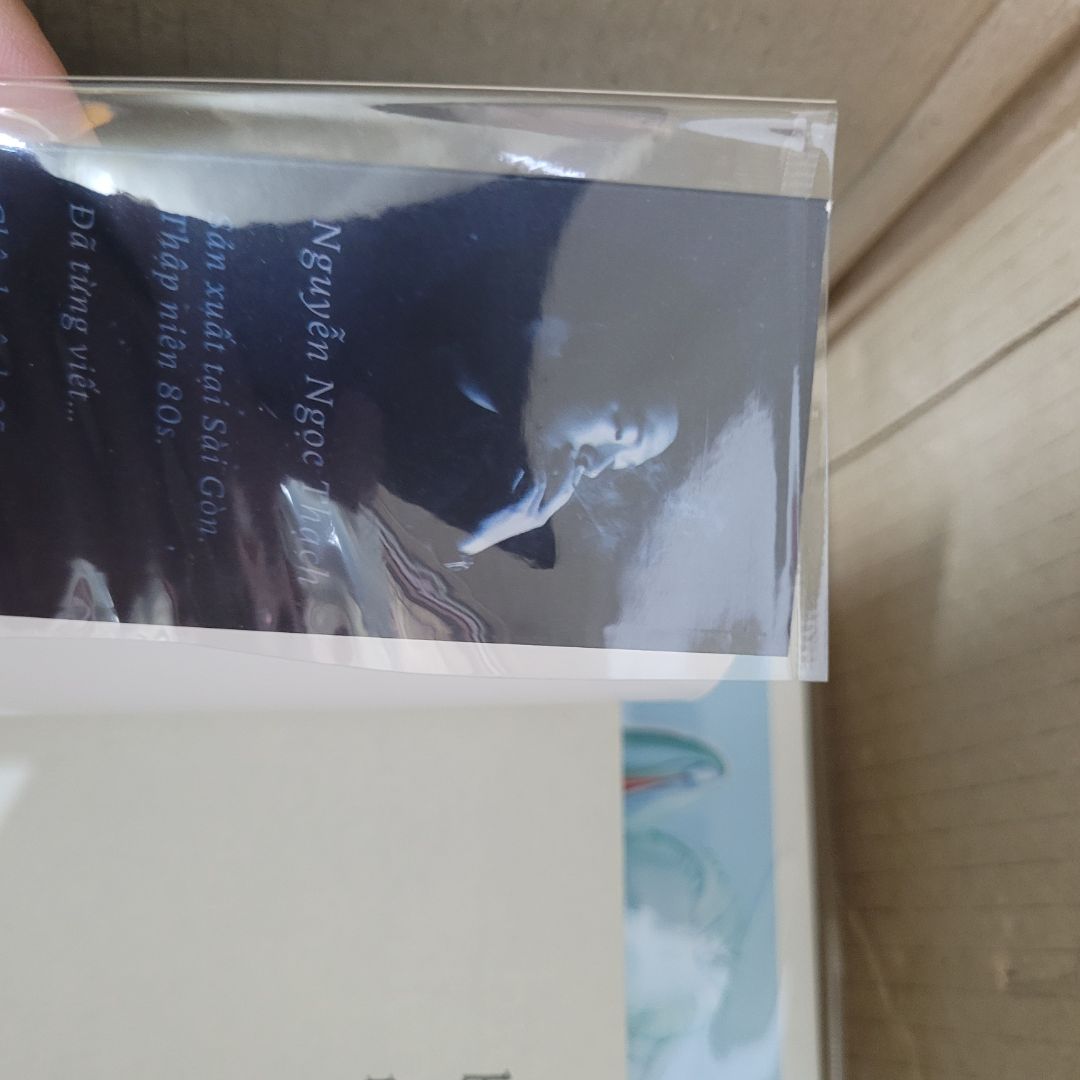 Tiki giao cuốn này và sách quà tặng mà bọc ẩu quá. Đơn thì giao trễ, mình gửi *** hỏi thì mới giao liền hôm nay. Mà kiểu như giao vội rồi bọc sách gấp gáp nên không bọc đàng hoàng, vừa cầm lên là tuột ra vì k được ép dính. Mép sách thì bị cong nhẹ, nhìn mà bực bội, giấy bọc đợt này cũng mỏng nữa. Đó giờ mua sách ở tiki nhiều lắm rồi, đây là lần đầu thất vọng như vậy.