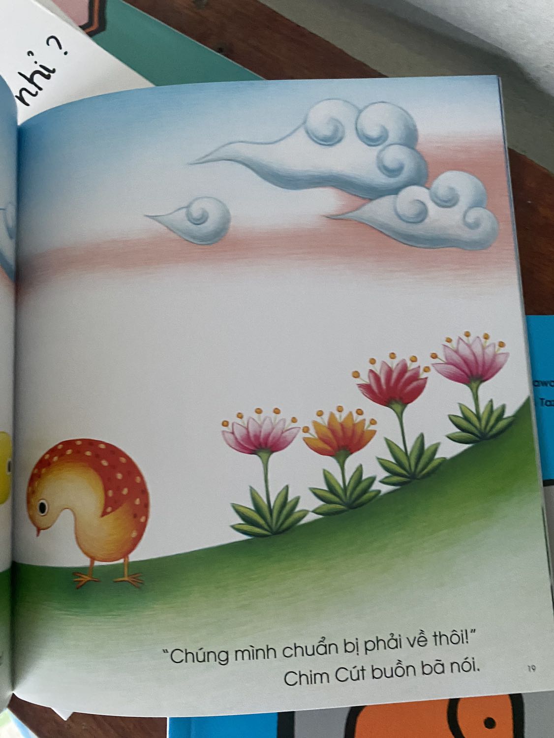 thấy con mình háo hức mở từng cuốn sách ra nhìn và bảo mẹ đọc cùng, thì chắc phải đặt thêm cho con để con thử xem sao