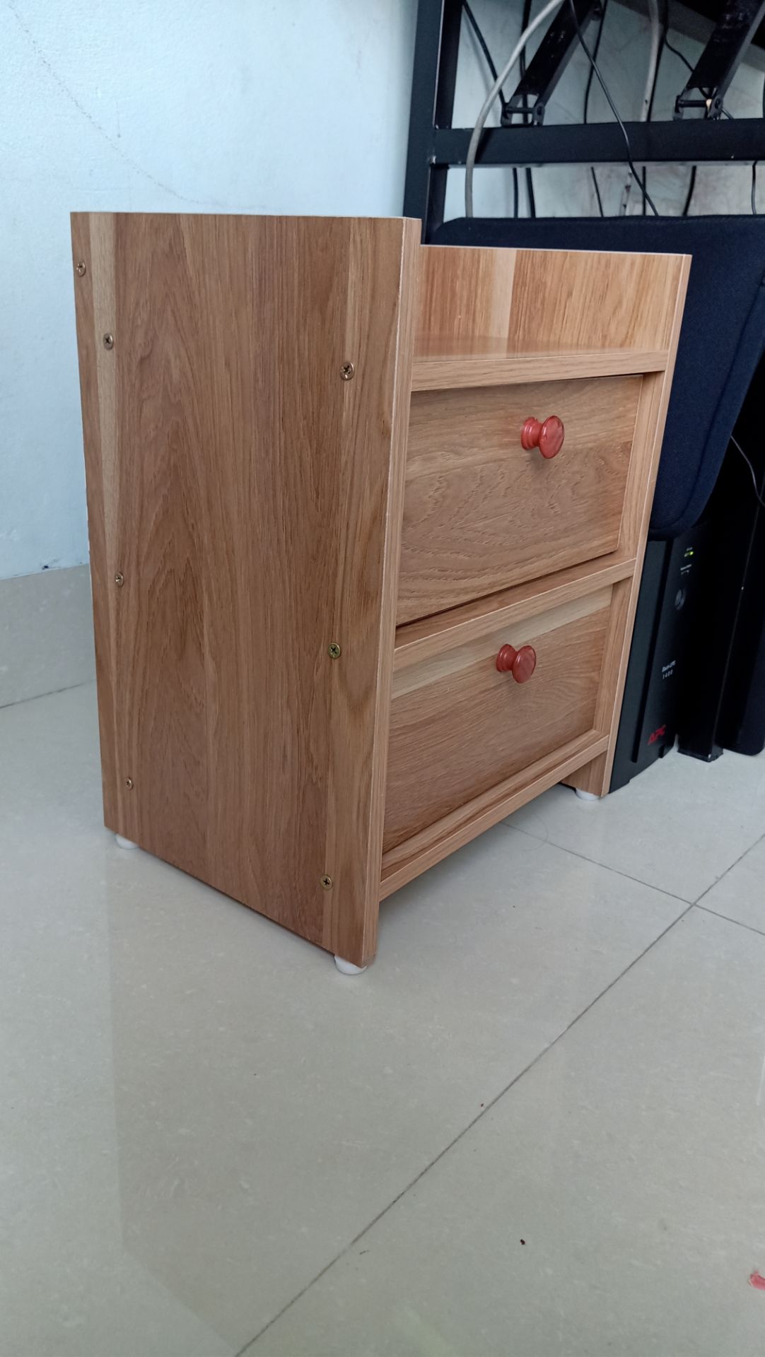 chất liệu gỗ đẹp, nhưng tủ có kích thước khá nhỏ. không giống lắm với mô tả sp trên shop nhưng so với mức giá hơn 100k thì mình thấy ok rồi.