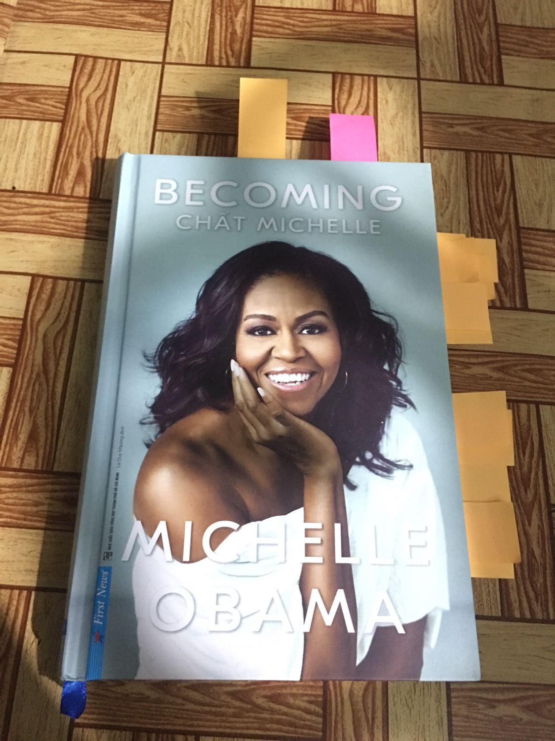 Mới mua về mình thấy sách cũng không mới tinh mà hơi cũ và có khá nhiều vết xước trên bìa, nhưng chất liệu thì siêu OK luôn nhé, có điều mỗi khi đọc thì cái bùa hay bị tuột khỏi sách khi cầm thằng đọc bình thường và nên ngồi ghế, để sách trên bàn rồi đọc chứ cầm không trụ nổi đâu. Mình mới đọc chưa được 1/5 sách nên không dám đánh giá nhiều về nội dung sách. Ấy thế mà mình đã có những cảm xúc cảm động, tức giận, bất ngờ mà chưa có 1/5 cuốn sách nào mà mình đọc làm được điều ý, phần mình đọc thì bà ấy phê phán về phân biệt chủng tộc ở Mĩ, mình cũng biết sơ sơ về phân biệt chủng tộc nhưng mình không ngờ lại đến mức đấy theo cảm nhận của Michelle, vì mình quá thích sách về ngôn từ, nội dung nên mấy cái xước gì gì đấy thì kệ nó đi. Bọc hành rất kĩ lưỡng nha! Sách về mà mình ngồi ôm em nó mấy chục phút ?