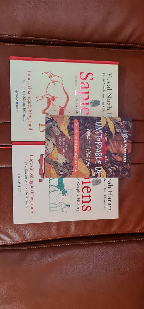 Đây là cuốn thứ 6 của Yuval Noah Harari mà mình mua. Sách khổ nhỏ so với sách màu 16 x 23, mỏng 169 trang, giấy couche in màu. So sánh tương quan với bộ Lịch sử thế giới bằng tranh, khổ 20m5x27.5 bìa cứng 248 trang giá 345k, cuốn mỏng tang này giá 269k thật sự không hợp lý. Và nếu so sánh với truyện Dragon ball full colour in màu giấy couche hơn 200 trang giá 70k thì còn thấy đắt vô lý hơn nữa.
Nội dung không bàn vì mình mua vì nội dung thú vị, mặc dù có thể trùng lặp với bộ 2 cuốn Lịch sử thế giới bằng tranh của cùng tác giả. Chỉ mua các tập tiếp theo nếu có giảm giá mạnh!!