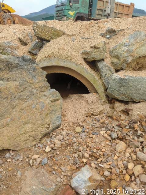 Một câu chuyện buồn. Đôi bạn thanh mai trúc mã ko đến đc vs nhau khi cả 2 nguo2ì lên tp học. Bạn gái bị cuốn hút bởi phồn hoa đô thị và sa ngã vì trai nhà giàu. Cứ tưởn cái kết sẽ đx bù đắp cho chàng trai về làng làm nghề dạy học khi con gái của cô gái ngày xưa quyết tâm bù đắp cho anh thay mẹ. Cũng theo nghề dạy học để về làng. Mà rồi anh lại bỏ đi...