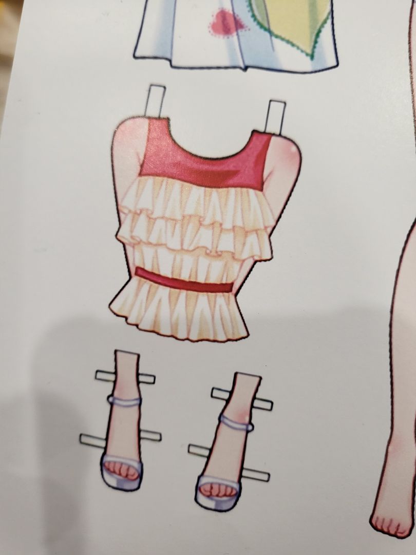 Hình đẹp nhưng k có đường cắt chờ, chỉ là hình in trên bìa. Phải tự cắt. Biết thế chẳng mua nữa