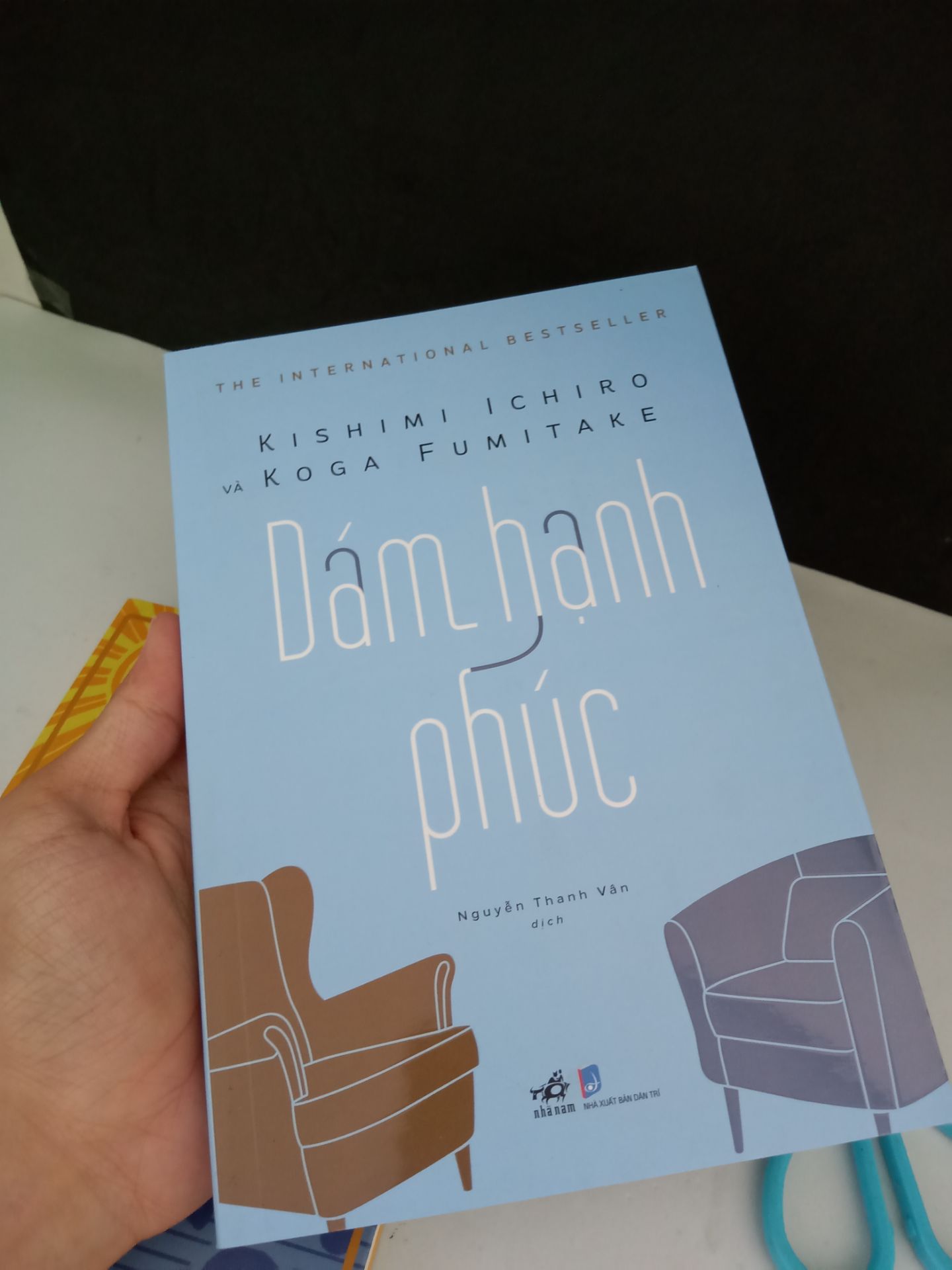 Đánh giá cao về khâu giao hàng của tiki, hàng mới đặt từ tối hôm qua mà trưa hôm sau đã có rồi. 
Sản phẩm ổn, đóng gói cần thêm một vài lớp chống sốc để sách ko bị móp góc. Vẫn cho tiki 5⭐ nhá.
Còn về nội dung thì chưa đọc nên chưa thể review đc.