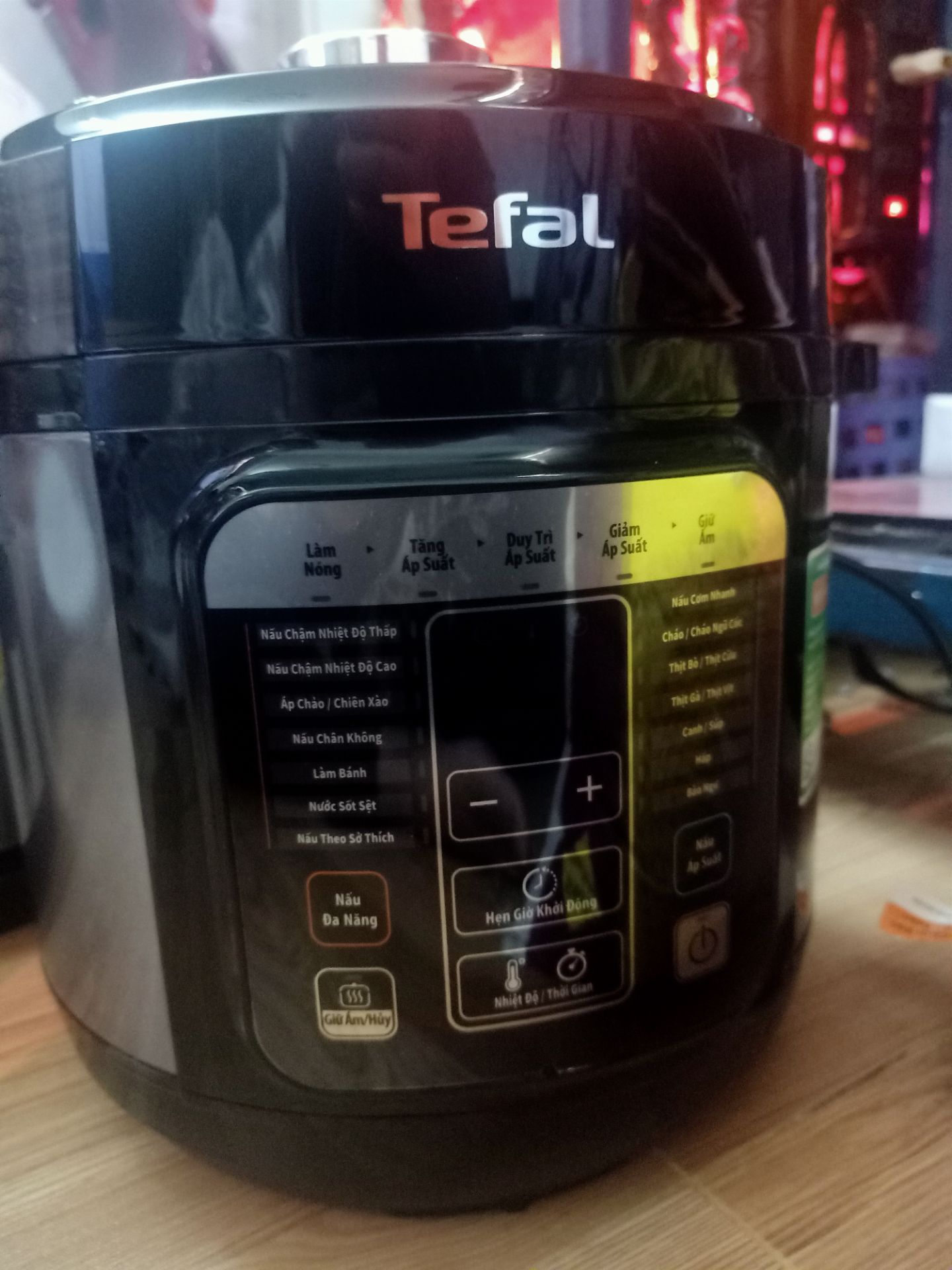 mẫu mã sản phẩm đẹp,mới thử món thịt kho thấy ổn,nồi nấu nhanh,thật sự rất tiện lợi,tiết kiệm thời gian nấu nướng, còn chất lượng phải sử dụng thời gian mới biết hy vọng sản phẩm ổn 
Tiki giao hàng nhanh,đóng gói hơi sơ sài,bên ngoài nồi có nhiều vết xước nhẹ nhưng cũng không ảnh hưởng gì