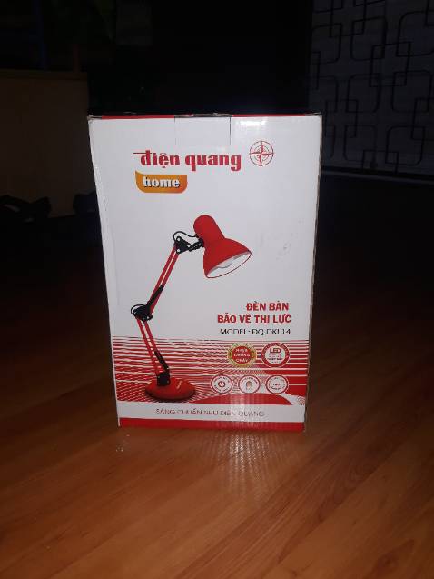 Giao hàng nhanh, đóng gói cẩn thận. Đèn không xứt mẻ gì, giao đúng màu. Bóng đèn đúng số wat. Nhà sản xuất khuyên dùng bóng đèn dưới 12W nhé. Có giấy bảo hành đầy đủ. Đèn Điện quang thì yên tâm. Mình dùng đó giờ k bị gì.
Mình thấy lạ ở chỗ là trang web chính hãng cho mình chọn Daylight hoặc Warmlight nhưng trên Tiki thì k thấy. Mình muốn sử dụng bóng trắng nên phải mua bóng khác thay vào.