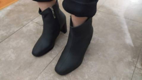 Mình mua cho mẹ mình mà da rất đẹp dáng không già quá k trẻ con. Da sịn lắm đi chắc chắn. Đế êm lắm nha đáng đồng tiền nha chứ mua mấy đôi bốt rẻ nhanh hỏng lắm ❤️❤️❤️