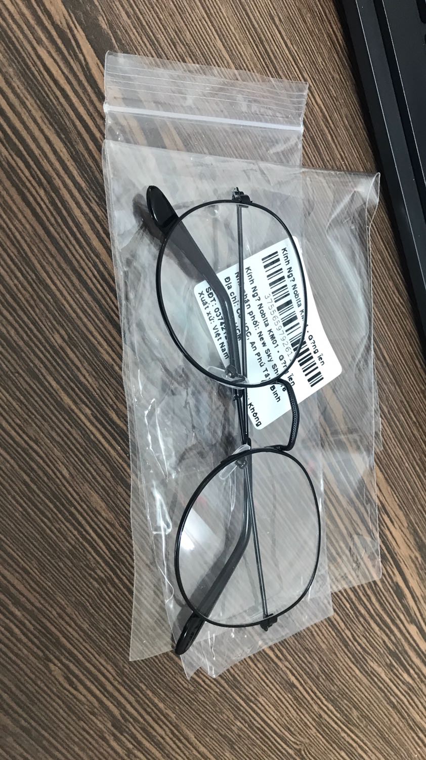 Tiki giao hàng nhanh cực, tối đặt sáng hôm sau có, kính có tí mà cái hộp to đã lun.
Sp thì 18k thì cũng ngon bổ rẻ rồi, kính hơi lệch tâm tí chỉnh lại ko sao.
Anh ship giọng ấm ghia như ông anh web 5s á. Keke
10 điểm cho TiKi và Shop bán kính nhé.