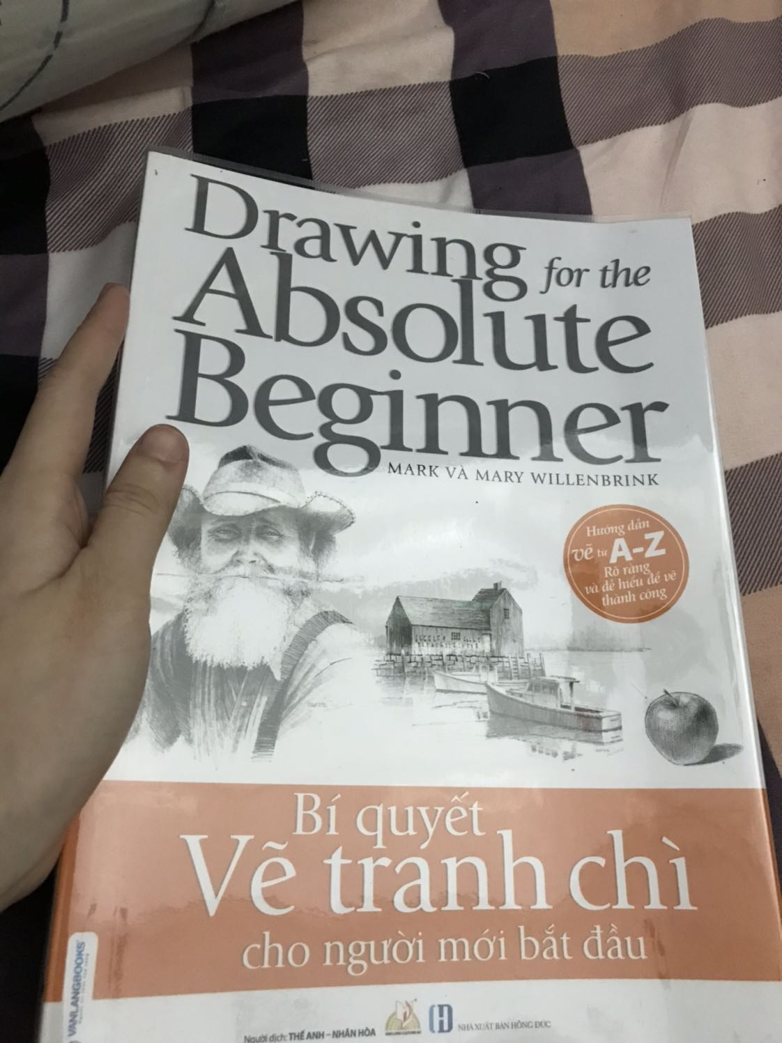 Sách quá trời đẹp luôn. Lúc xem mình tưởng sách khổ nhỏ như quyển vở nhưng nhận hàng thì sách to hơn. Giấy xịn rất đẹp và mịn, thấy hướng dẫn cũng khá chi tiết, hi vọng trình vẽ của mình sẽ khá hơn sau khi học từ quyển sách này. Mua sách trên tiki giá rất tốt chứ ra nhà sách mà thấy bán giá bìa  chắc mình quay xe luôn.