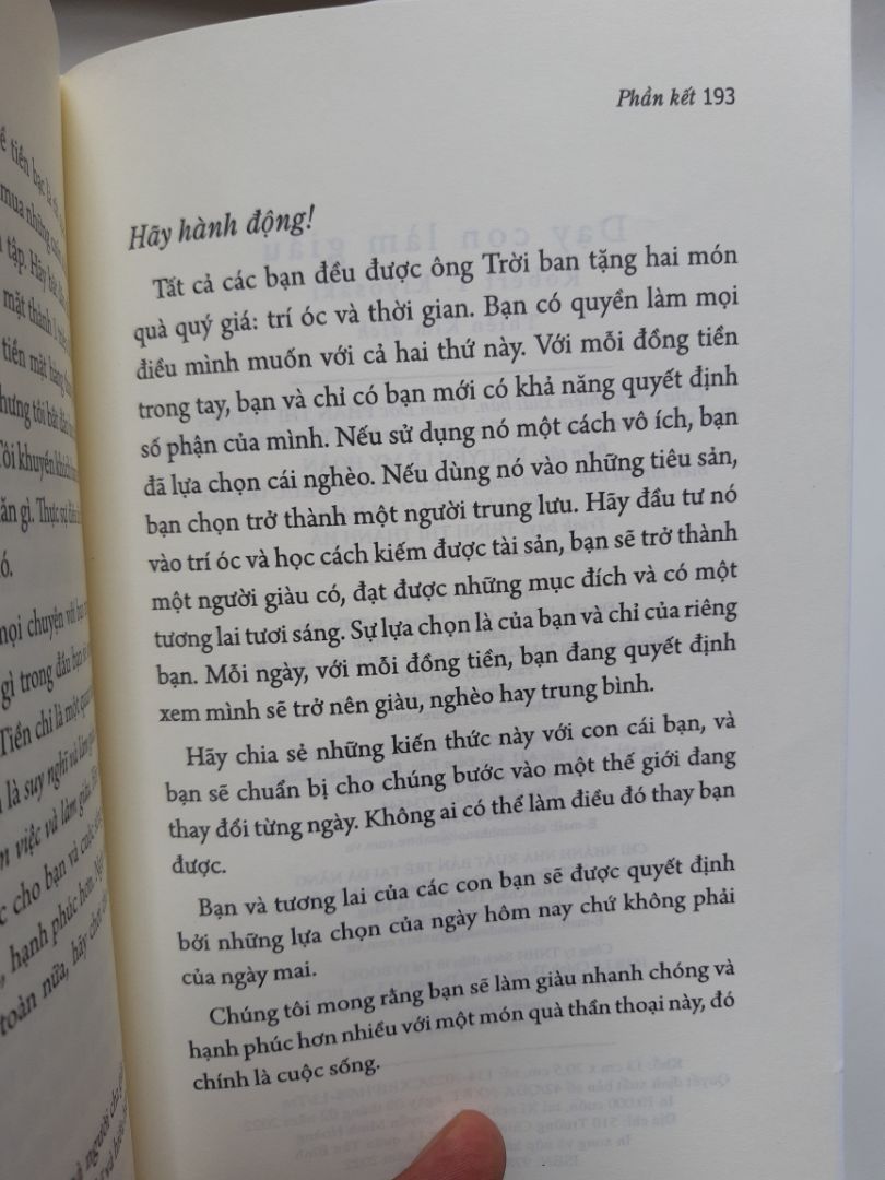 Sách bọc nilon xé rột rột 😊 thơm phức, mới coong. Shipper nhiệt tình vui vẻ, giao hàng nhanh. Sách thuộc loạt giáo dục tài chính cá nhân hay nhất mọi thời đại nên nội dung k nói rồi, ng đọc lĩnh hội đc đến đâu tùy độ hiểu biết mỗi người.
Cảm ơn ah 🙏