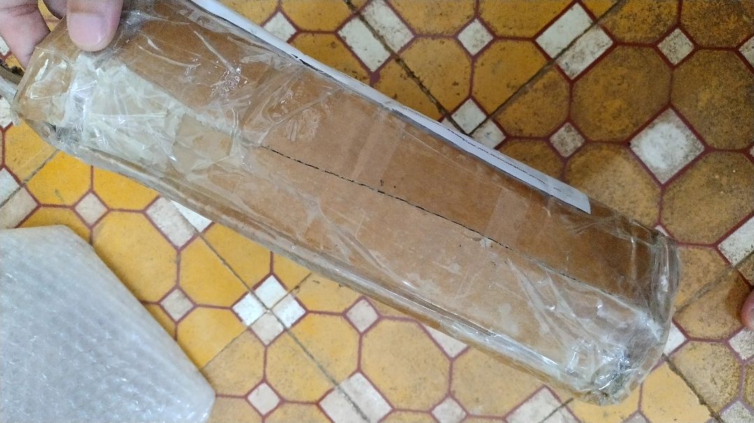 sách được gói rất cẩn thận, bọc bì chống sốc nên mới có thể tránh được tình trạng gãy góc tệ hơn là bung gáy, bởi khi nhân được sách từ đơn vị vận chuyển, hộp đựng bên ngoài bị gập góc móp rất nhiều do bốc xếp hàng thô bạo. sách cung cấp thông tin rõ ràng về Dịch giả, gì thì chứ bấy nhiêu là thấy hài lòng rồi. mong lần sau mình chú ý lựa chọn đơn vị vận chuyển biết trân trọng hàng của khách hơn một xíu. chúc bạn buôn may bán đắt và mãi nhiệt tâm theo đuổi đam mê.