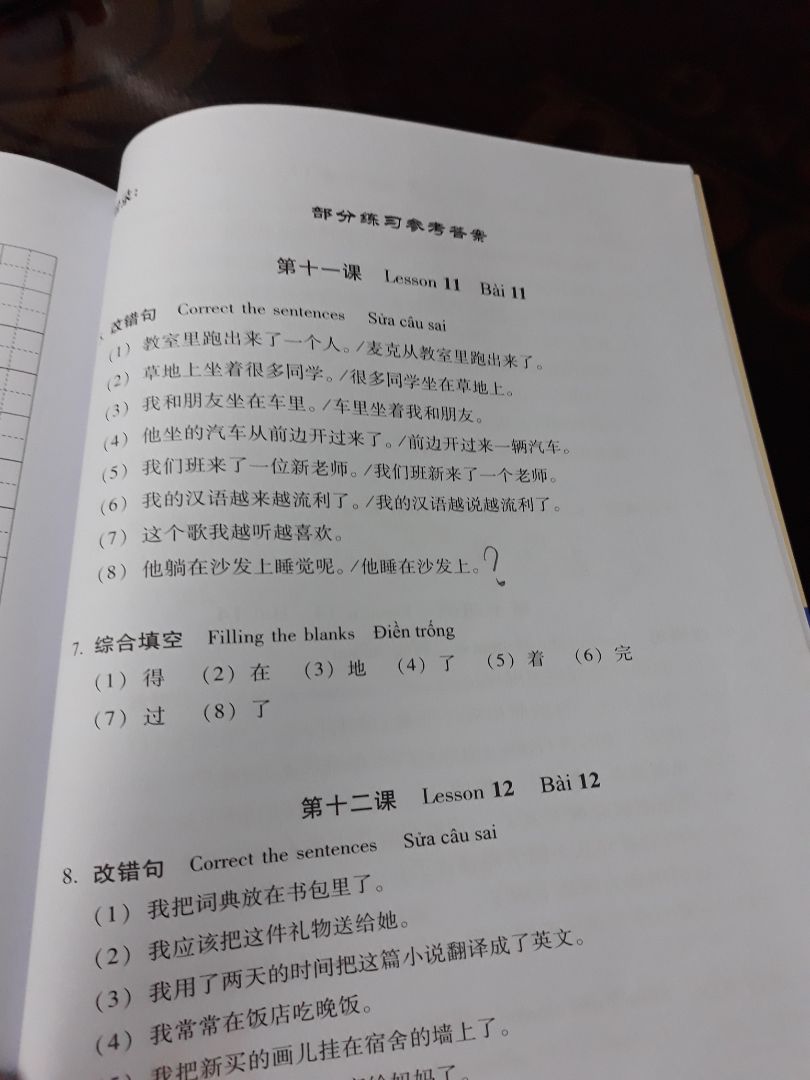 phần đáp án của sách không chi tiết. 1 bài chỉ có 2 phần có đáp án