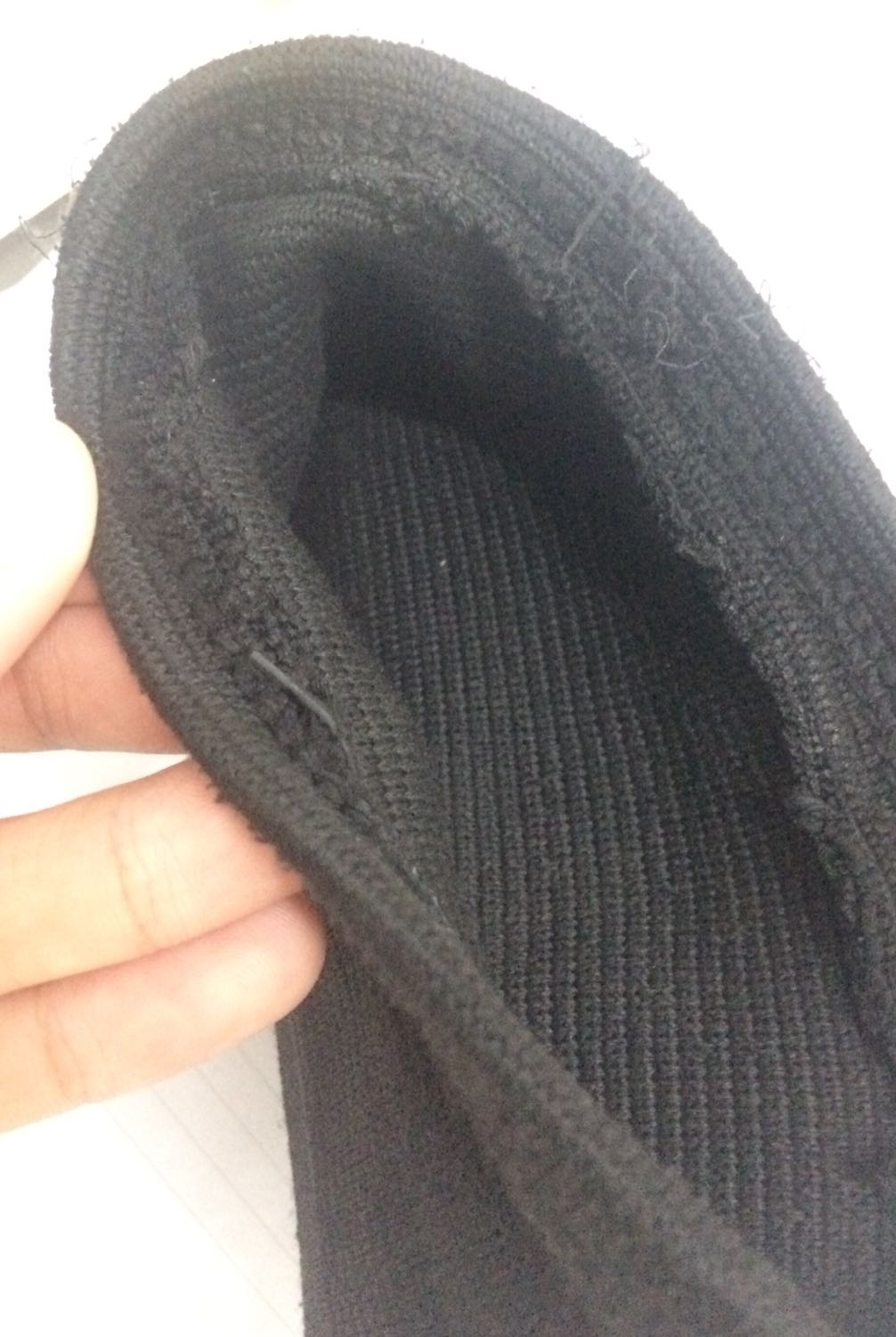 Sứt chỉ nhiều, bung cả cọng thun bên trong, bó tạm ổn