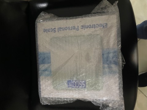 Đóng gói cẩn thận, bọc nylon và giấy lót chống xê dịch , giao hàng nhanh 
Cân móng, nhẹ, có kèm pin 2AA, khớp với cân thường và có thêm số gam, tự hiến thị khi đúng lên cân 
Rất tiện, mới gắn pin nên chưa biết khi nào phải thay, đáng mua