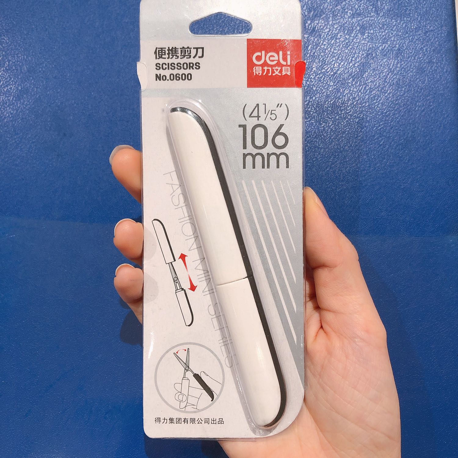 Kéo rất nhỏ gọn, nhìn như 1 cây bút vậy. Thiết kế đẹp & tinh tế. Phù hợp mang theo trong túi xách hoặc khi đi du lịch. Rất tiện dụng!