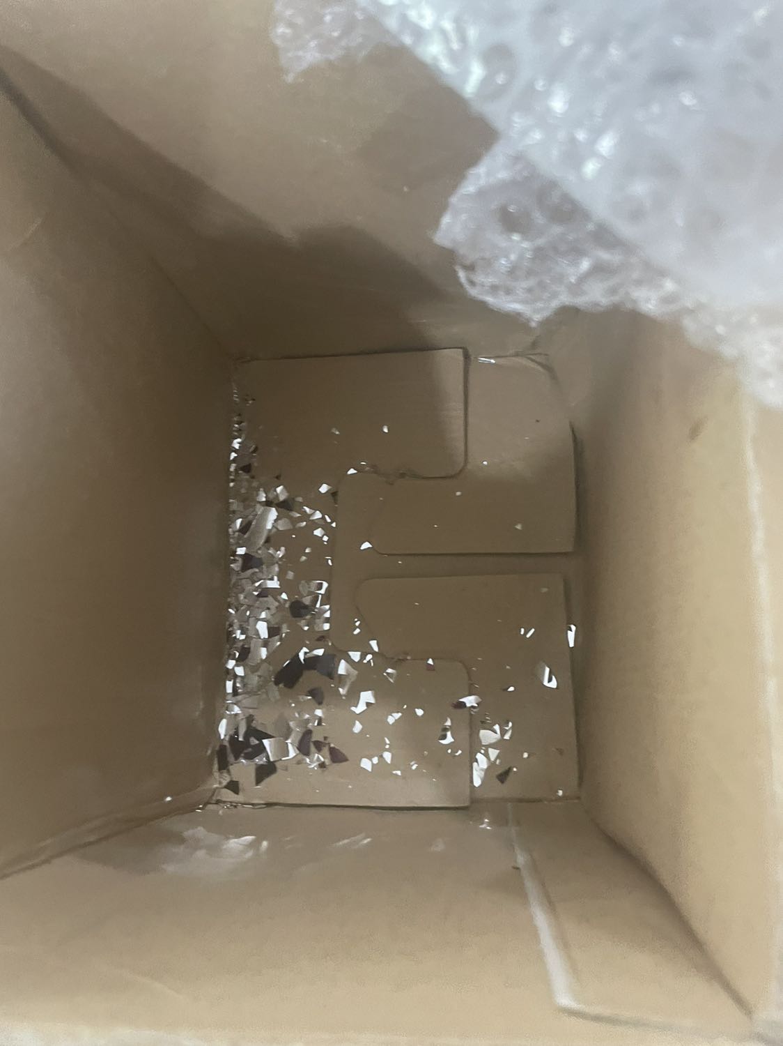 Vừa nhận đã bể nát hết trơn!