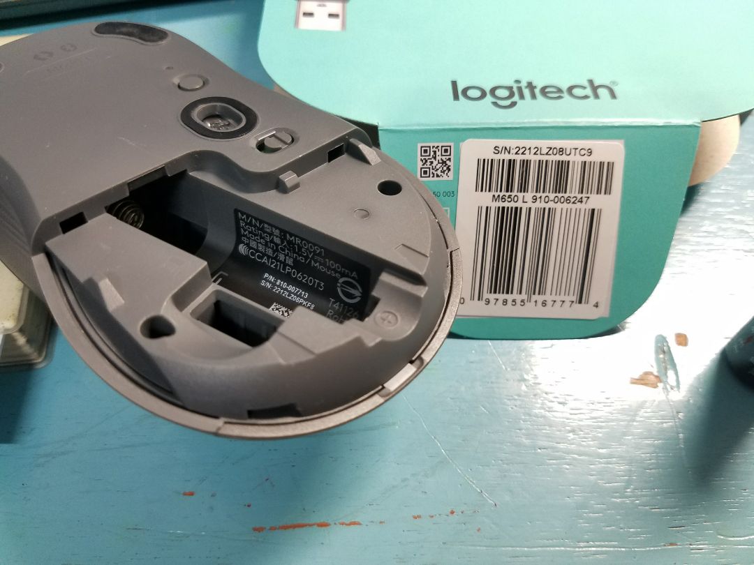 Chuột bấm êm tay. Có kết nối Bluetooth nên không lo thất lạc cục bolt. Size chuột lớn nên cầm rê k bị mỏi cổ tay. 
Số S/N của trong chuột và trên nhãn lại khác nhau?? 
Miếng lót dưới chuột không mới như mình tưởng. Dấu hiệu đã di chuột nhiều.