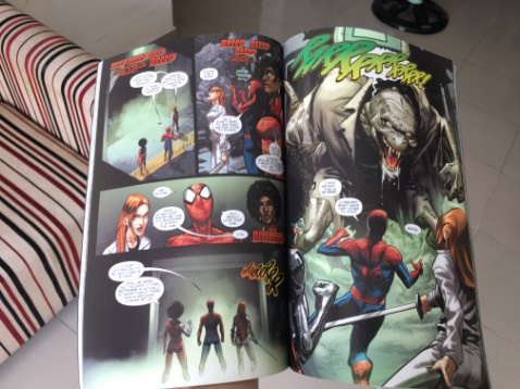 Hàng mới chưa bị bóc, không có lỗi. Tranh vẽ bố cục đẹp. Giấy in tốt. Nội dung tươi mới không giống như những gì đã đọc đã biết về Người Nhện nhưng cũng đừng kỳ vọng một cái gì quá sâu sắc khi tác phẩm của nó vẫn nhắm đến đối tượng khách hàng cụ thể. Tập 4 chưa phải tập cuối.