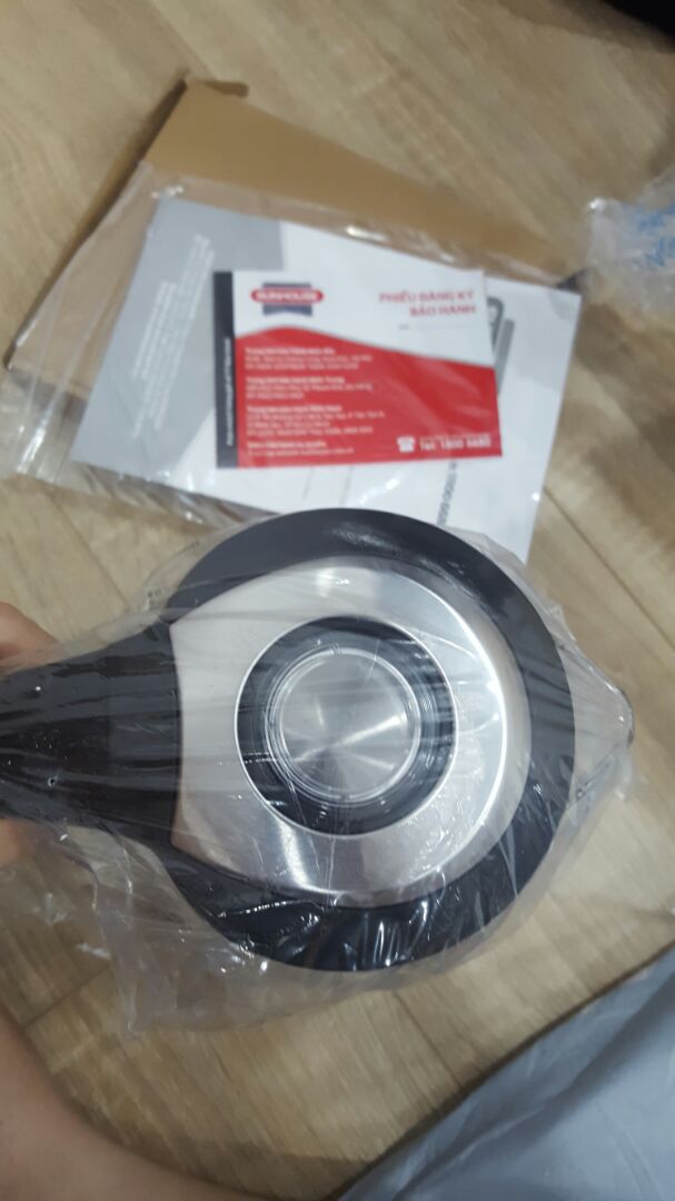 tiki gói hàng rất kĩ lưỡng, sp được bọc trong xốp chắc chắn, có phiếu bảo hành bên trong. dây hơi ngắn tí nhưng được cái bình nước thủy tinh nên nhìn rất đẹp. khi đun sẽ có đèn xanh trông bắt mắt.