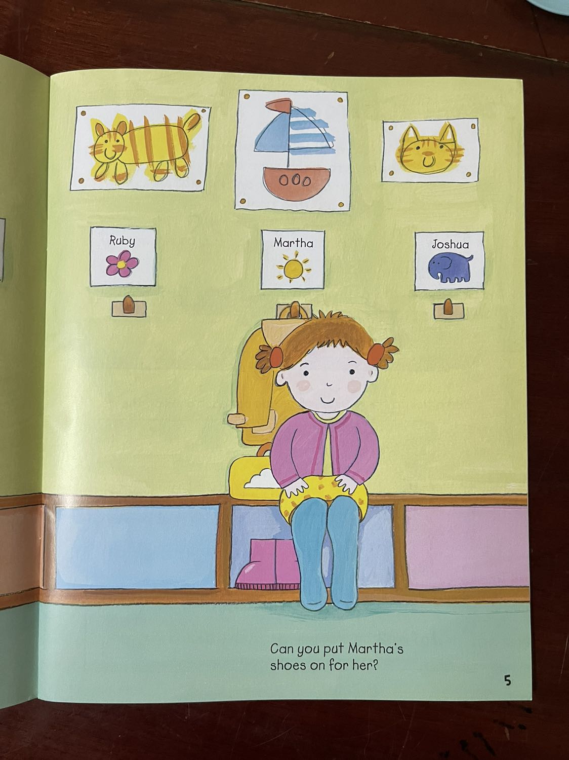 Hình ảnh đẹp vì sách nước ngoài, chất liệu xịn. Chơi giải trí vui vui các bé rất thích.