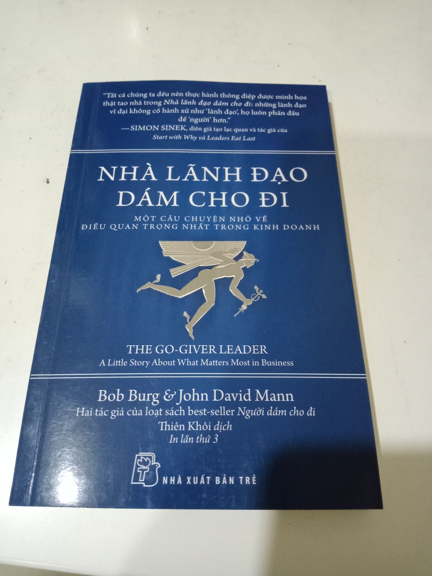 1 quyển sách tuyệt vời để biết cách lãnh đạo dẫn dắt người khác thông qua sự cho đi và nguyên tắc thứ 5 vô cùng quan trọng mà đối với bản thân mình nghĩ nhiều người không để ý tới